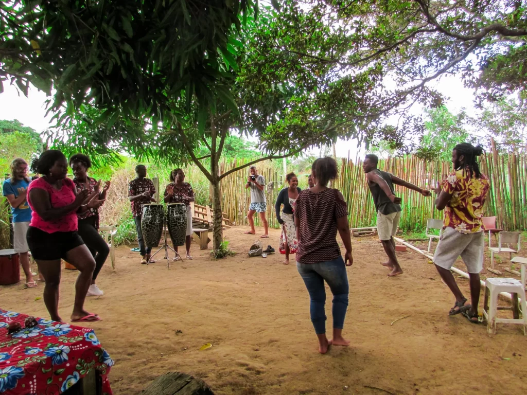 Ciranda de roda no Quilombo Baia Formosa - Búzios - RJ - Vamos Trilhar-min