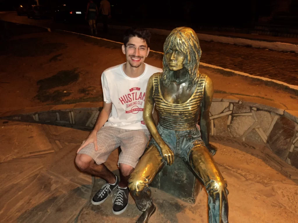 Estátua de Brigitte Bardot - Búzios - RJ - Vamos Trilhar-min