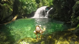 Tomando banho no Poço dos Dinossauros - Serrinha do Alambari - RJ - Vamos Trilhar-min