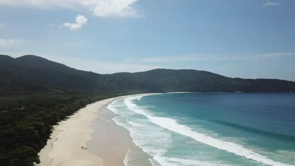 Vista de drone da Praia de Lopes Mendes - Ilha Grande - RJ - Vamos Trilhar-min