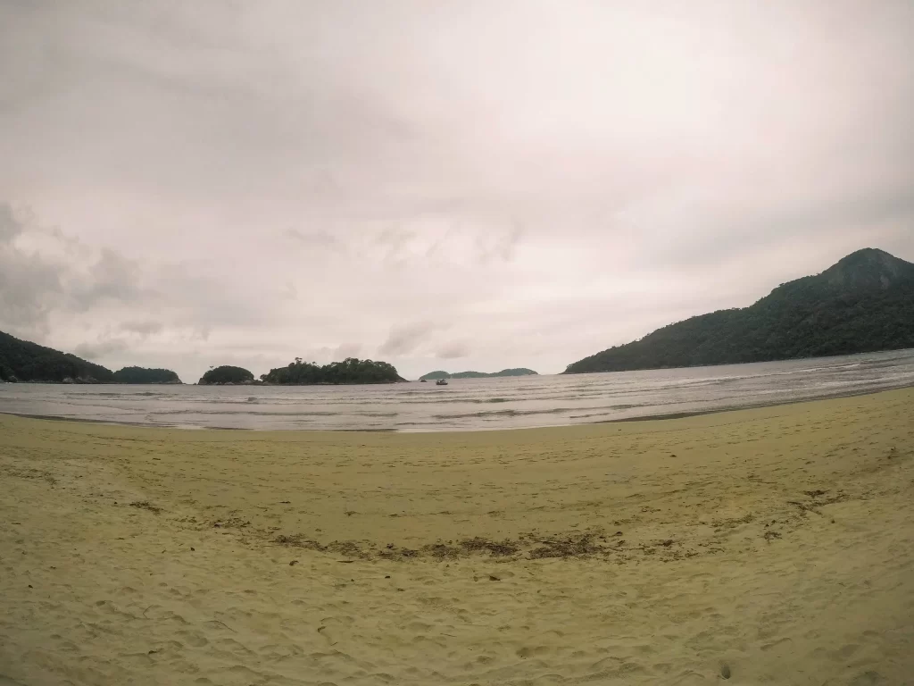 A Praia de Dois Rios com chuva - Ilha Grande - RJ - Vamos Trilhar-min