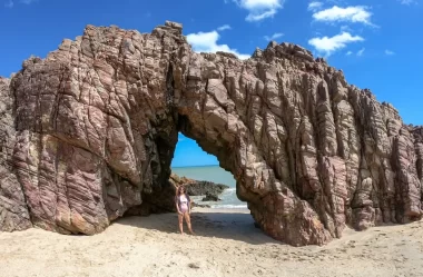 Conheça tudo sobre a Pedra Furada e Árvore da Preguiça – Jericoacoara – CE