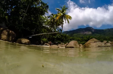 Roteiro do passeio de lancha de volta completa na Ilha Grande