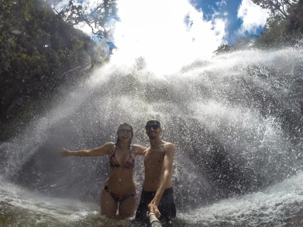 Tomando banho na Cachoeira Lagoa Azul - Capitólio - MG - Vamos Trilhar