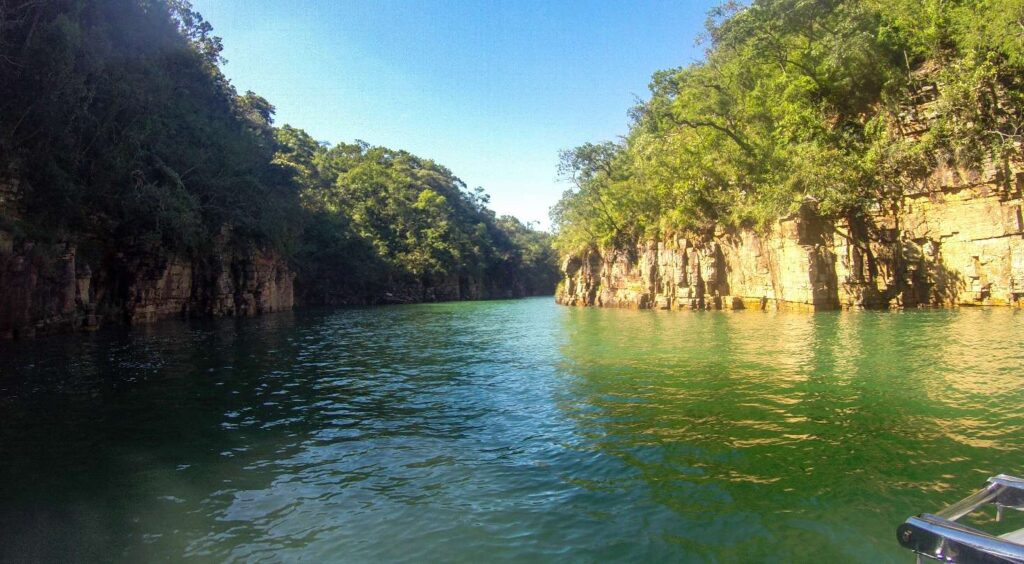 Gruta dos Tucanos - passeio de lancha pelo Lago de Furnas - Capitólio - MG - Vamos Trilhar