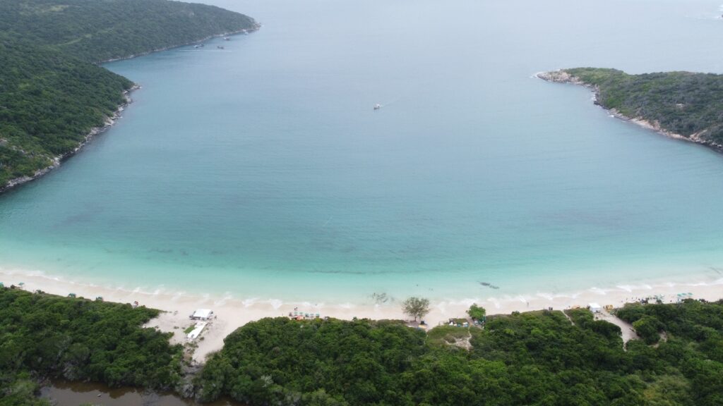 Vista aérea da Praia do Forno - Arraial do Cabo - RJ - Vamos Trilhar