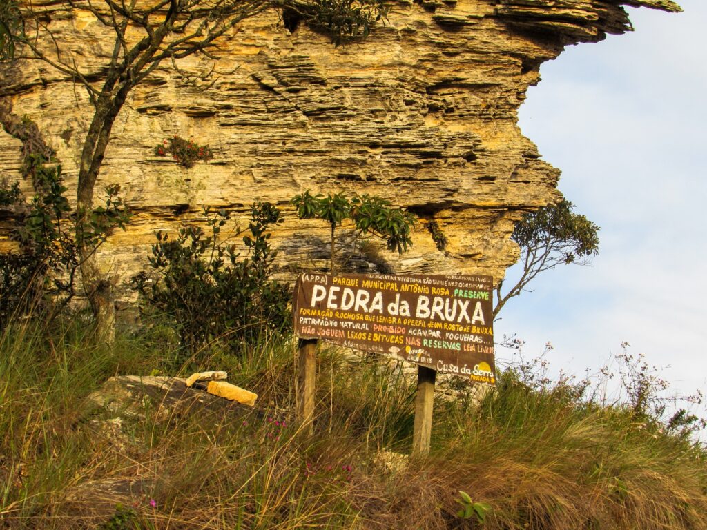 Placa Pedra da Bruxa - São Thomé das Letras - MG - Vamos Trilhar