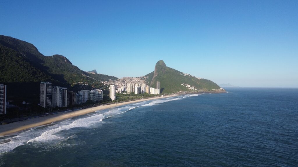 Praia de São Conrado - pontos turísticos imperdíveis na cidade do Rio de Janeiro - Vamos Trilhar