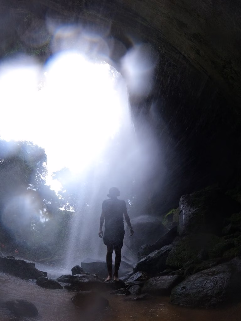 Atrás da queda d'água da Cachoeira da Roncadeira - Jalapão - TO - Vamos Trilhar