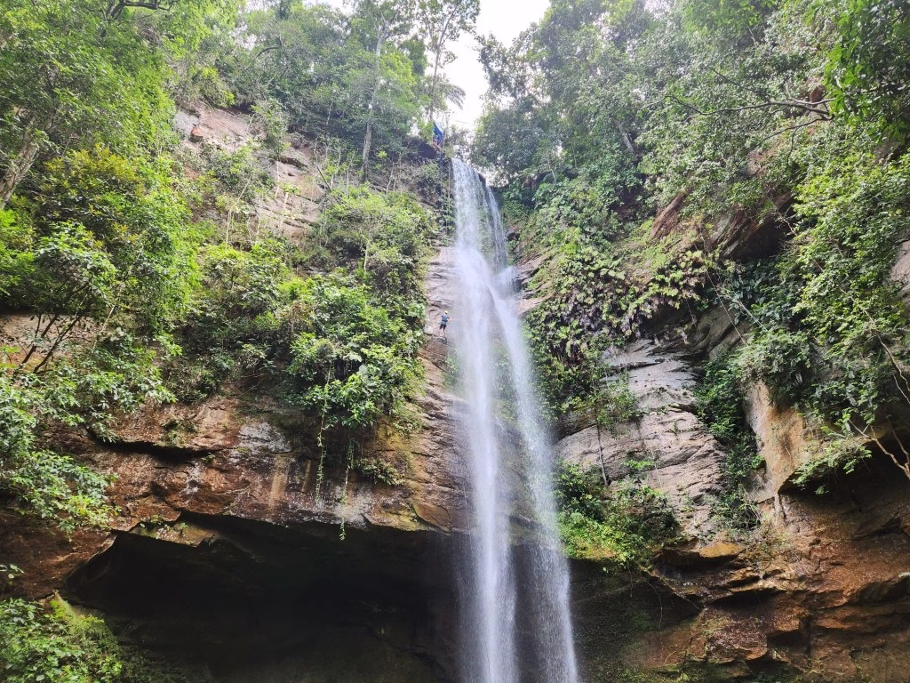 Descendo de rapel na Cachoeira da Roncadeira - Jalapão - TO - Vamos Trilhar
