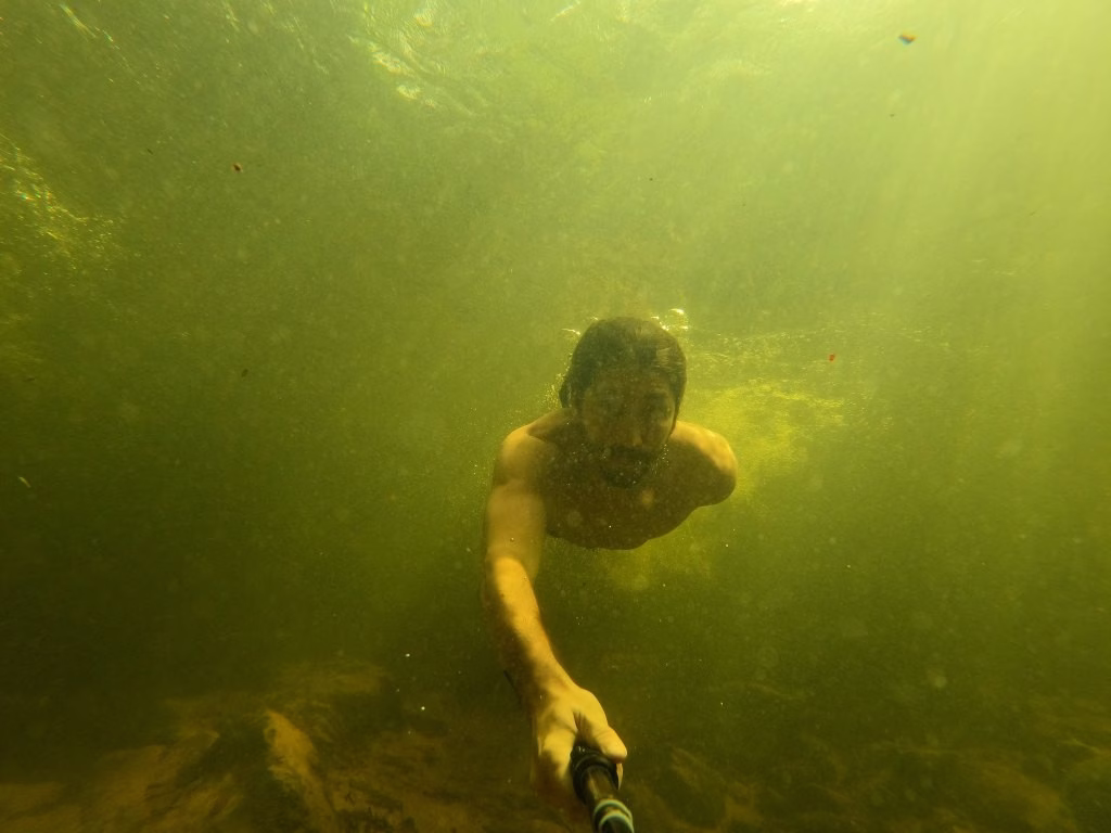 Mergulhando no poço da Cachoeira da Arara - Jalapão - TO - Vamos Trilhar