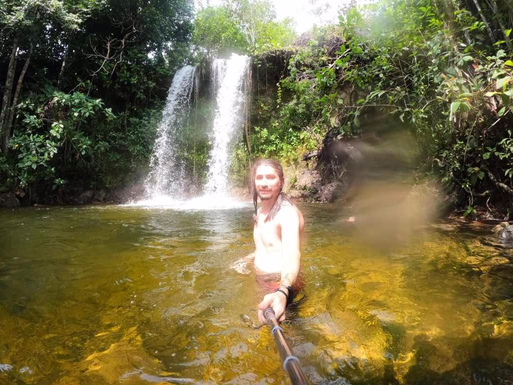 Tomando banho na Cachoeira da Arara - Jalapão - TO - Vamos Trilhar