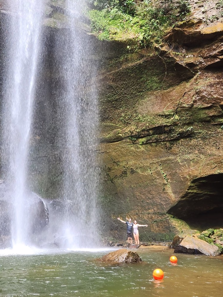 Tomando banho na queda d'água da Cachoeira da Roncadeira - Jalapão - TO - Vamos Trilhar