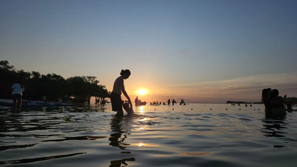 A Praia do Cajueiro é boa para banho - Alter do Chão - PA - Vamos Trilhar