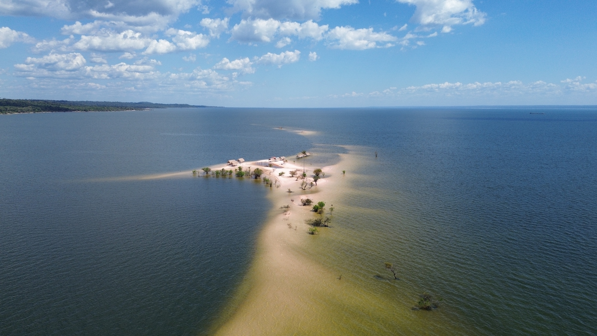 Vista de drone de um banco de areia no Rio Tapajós, em Alter do Chão (PA)