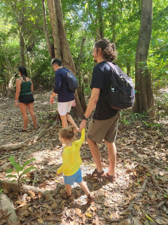 Andando na trilha das Preguiças - Canal do Jari - Alter do Chão - PA - Vamos Trilhar