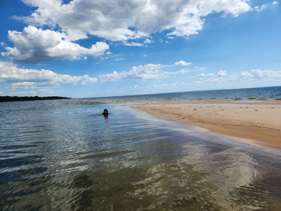 Banho na Praia de São Domingos - Roteiro de Praias de Alter do Chão - PA - Vamos Trilhar
