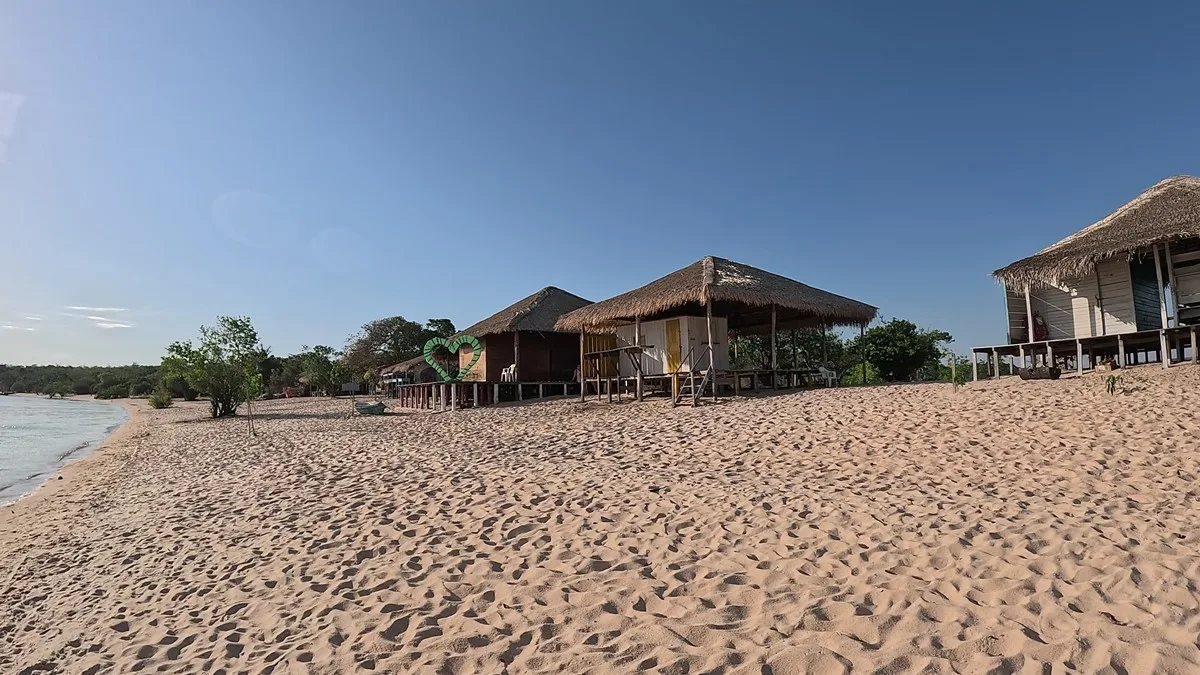 Construções na Ilha do Amor - Alter do Chão - PA - Vamos Trilhar