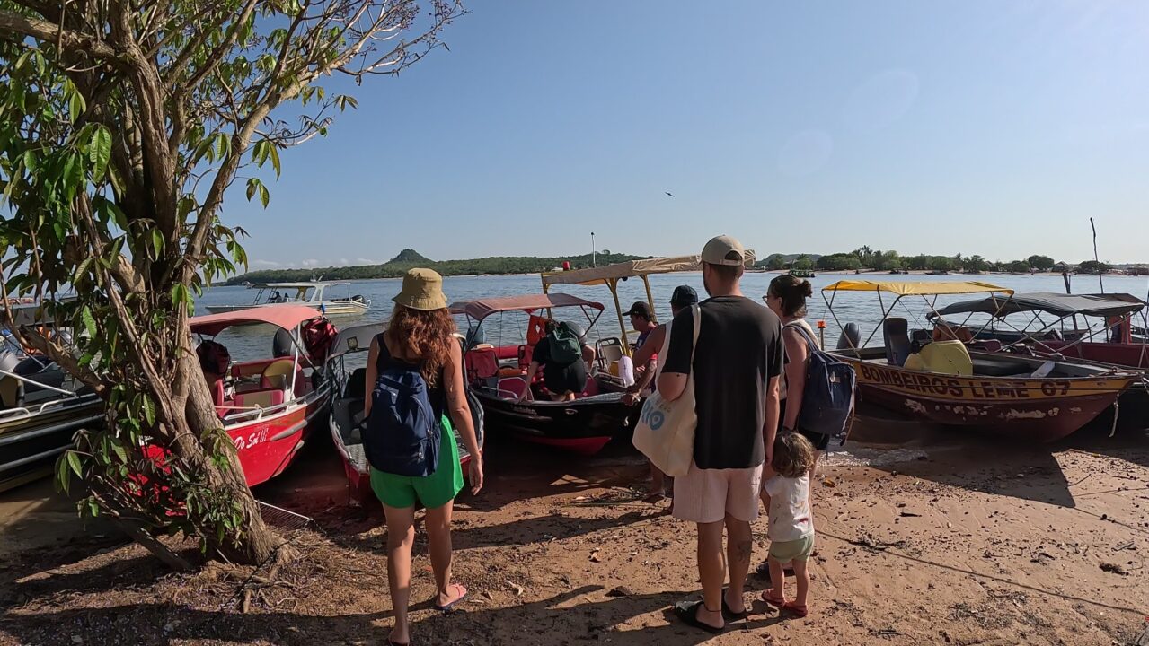 Entrando no barco para o Turismo de Cura - Rio Arapiuns - Alter do Chão - PA - Vamos Trilhar