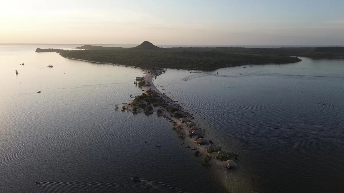 Fotografia de drone da Ilha do Amor - Alter do Chão - PA - Vamos Trilhar