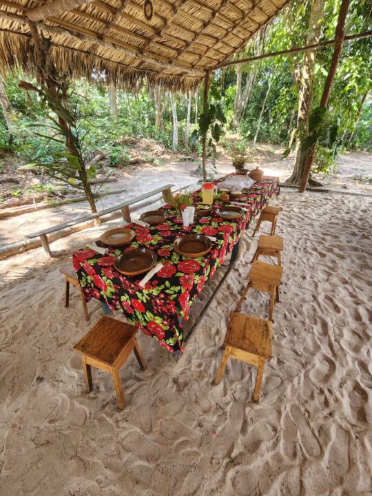 Mesa de comida na Comunidade Arimum - Turismo de Cura - Rio Arapiuns - Alter do Chão - PA - Vamos Trilhar