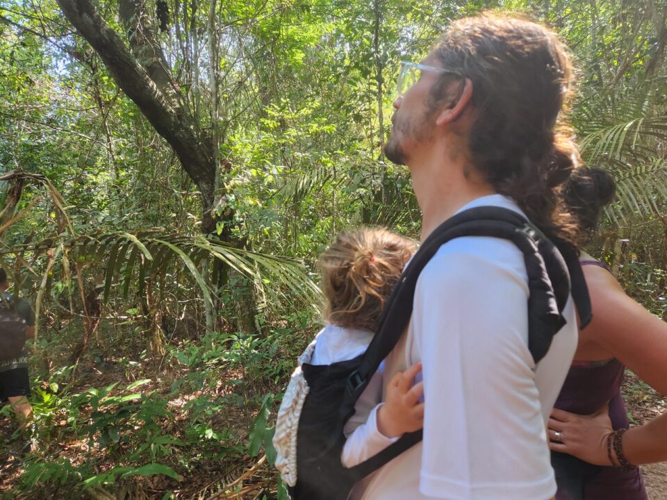 Na trilha com criança no colo - FLONA Jamaraquá - Tapajós - Alter do Chão - PA - Vamos Trilhar