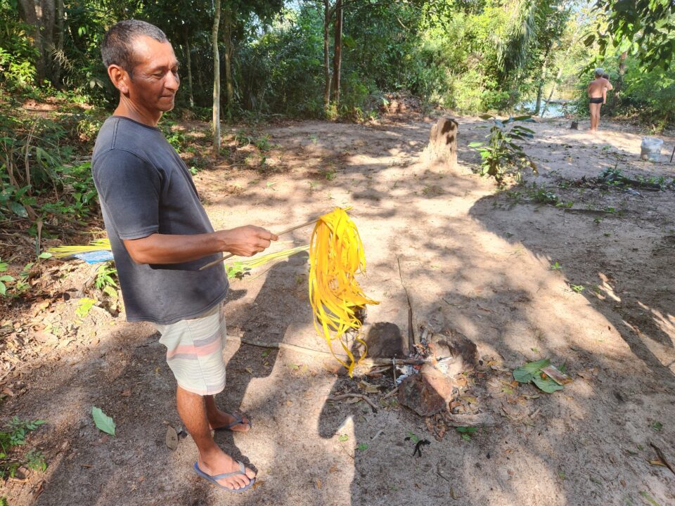Palha de tucumã tingida na Comunidade Arimum - Turismo de Cura - Rio Arapiuns - Alter do Chão - PA - Vamos Trilhar
