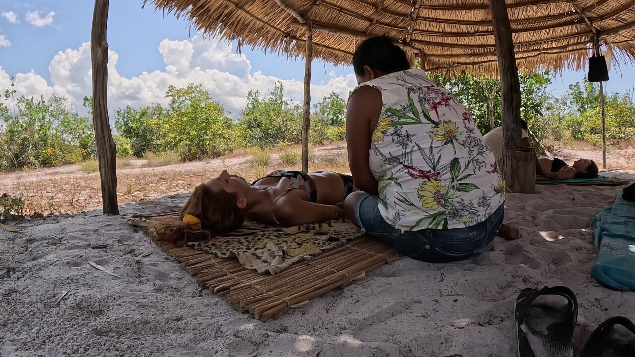 Recebendo puxada de mãe no Turismo de Cura - Rio Arapiuns - Alter do Chão - PA - Vamos Trilhar