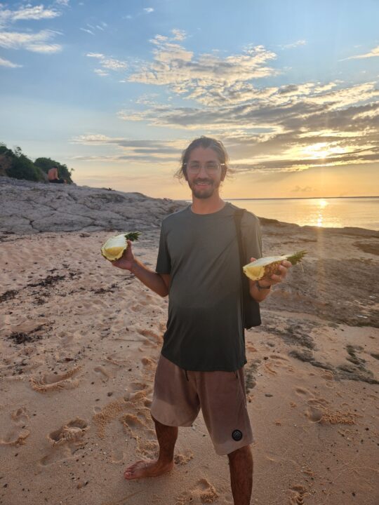 Servindo abacaxi na Praia do Jacaré - Passeio das Tartarugas Amazônicas - Alter do Chão - PA - Vamos Trilhar