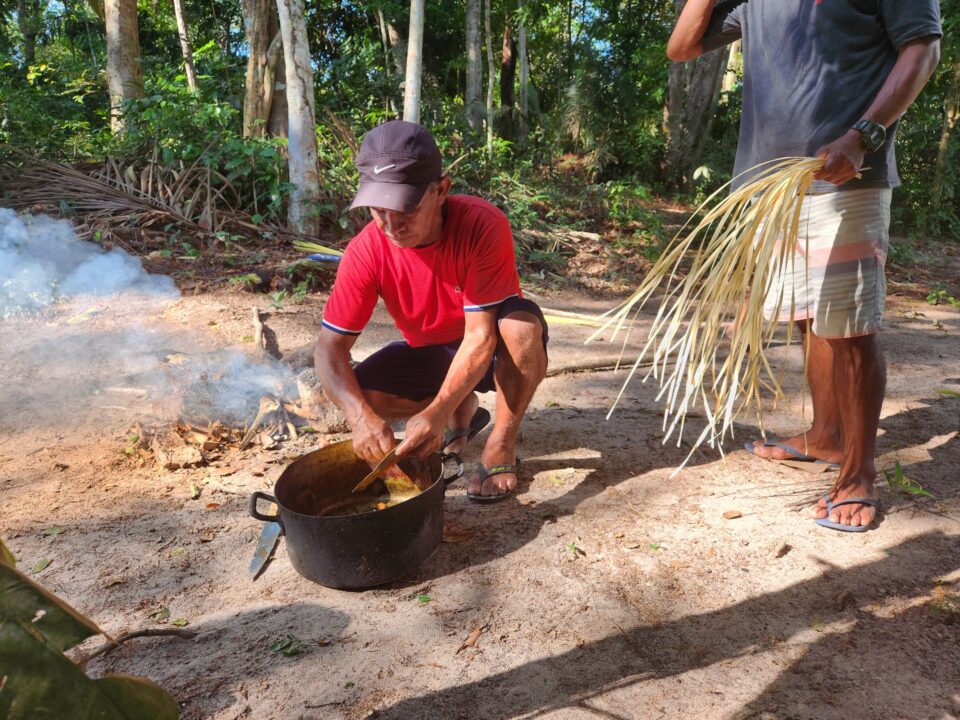 Tingindo palha de Tucumã na Comunidade Arimum - Turismo de Cura - Rio Arapiuns - Alter do Chão - PA - Vamos Trilhar