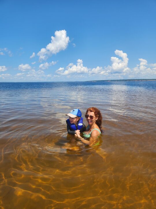 Tomando banho na Praia do Toronó - Passeio das Tartarugas Amazônicas - Alter do Chão - PA - Vamos Trilhar