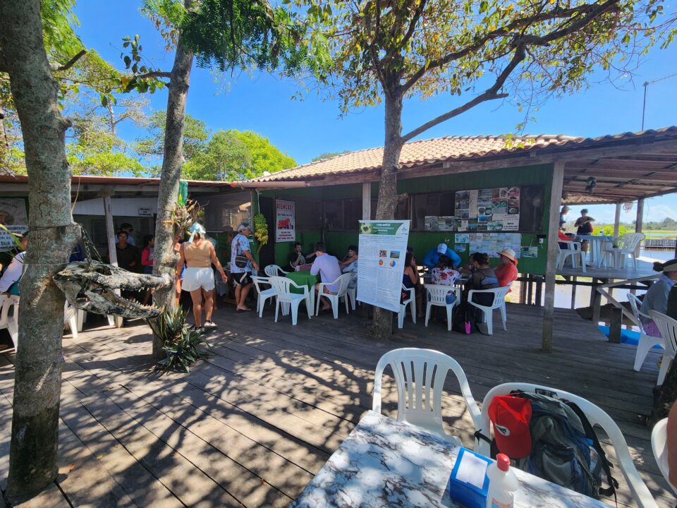 Varanda da casa da Dona Dulce - Jardim de Vitórias-régia da Dona Dulce - Alter do Chão - PA - Vamos Trilhar