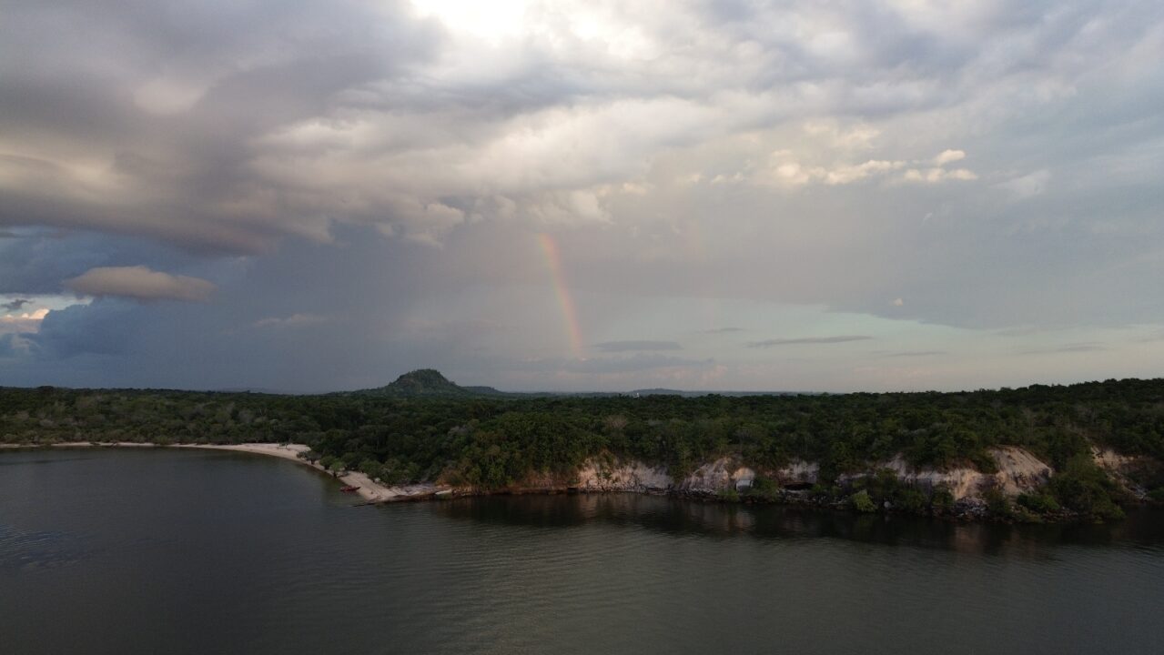 Vista aérea da Praia do Jacaré - Passeio das Tartarugas Amazônicas - Alter do Chão - PA - Vamos Trilhar