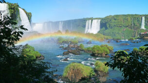 Cataratas do Iguaçu com arco-íris, vista da Garganta do Diabo