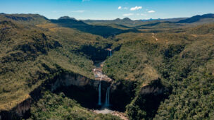 Cachoeira em cânion na Chapada dos Veadeiros vista de cima