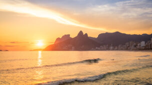 Pôr do sol na praia de Ipanema com o morro Dois Irmãos ao fundo, Rio de Janeiro