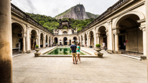 Vista do Parque Lage no Rio de Janeiro com o Corcovado ao fundo