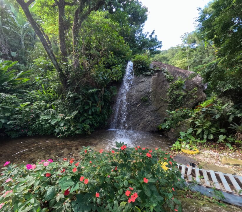 Cachoeira artificial na Pousada Mirante Imperial - Serra do Piloto - Mangaratiba - RJ - Vamos Trilhar