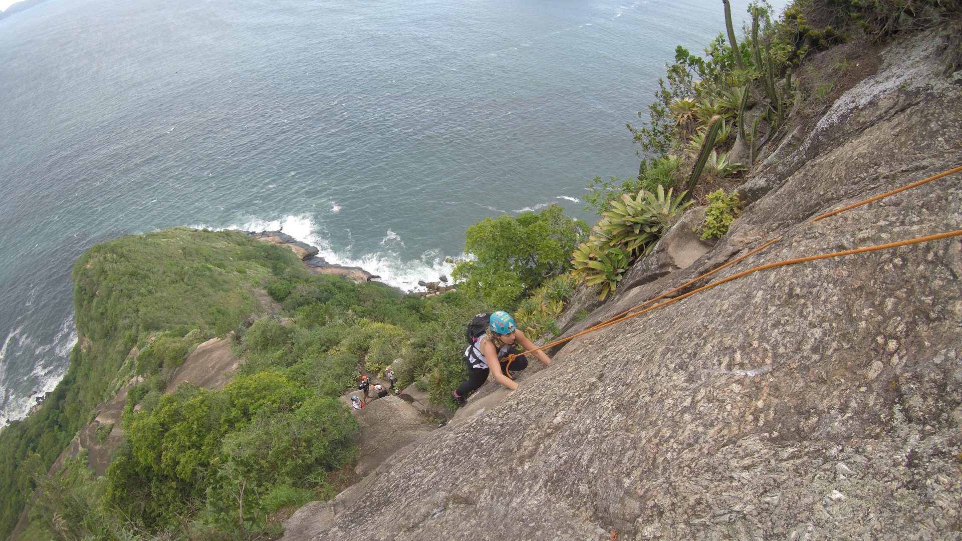 Escalador na trilha do Costão, no Rio de Janeiro, visita feita pelo autor do Vamos Trilhar