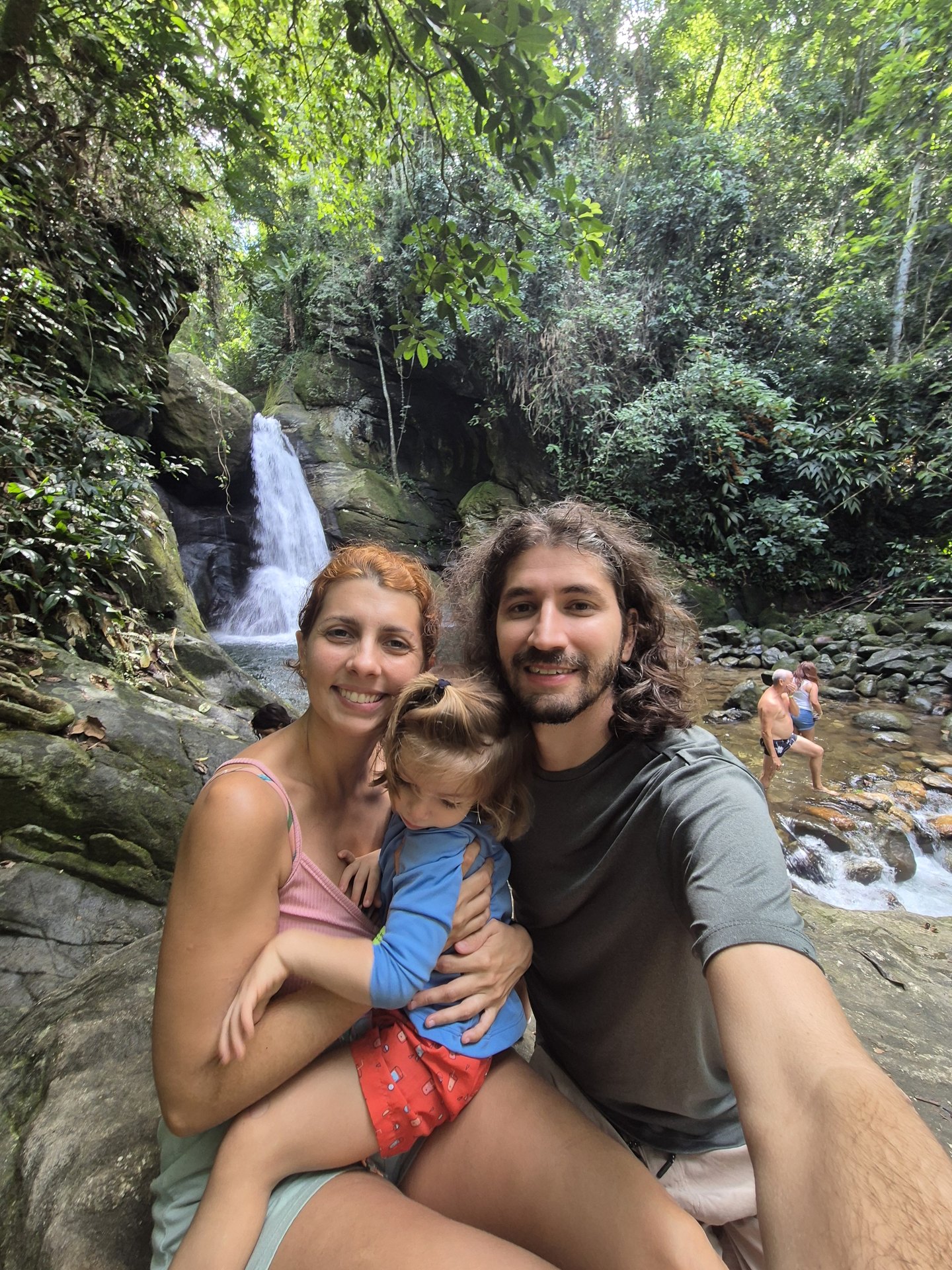 Vinícius, Samara e Nicolas diante da queda da Cachoeira das Andorinhas, em Aldeia Velha (RJ) - Vamos Trilhar