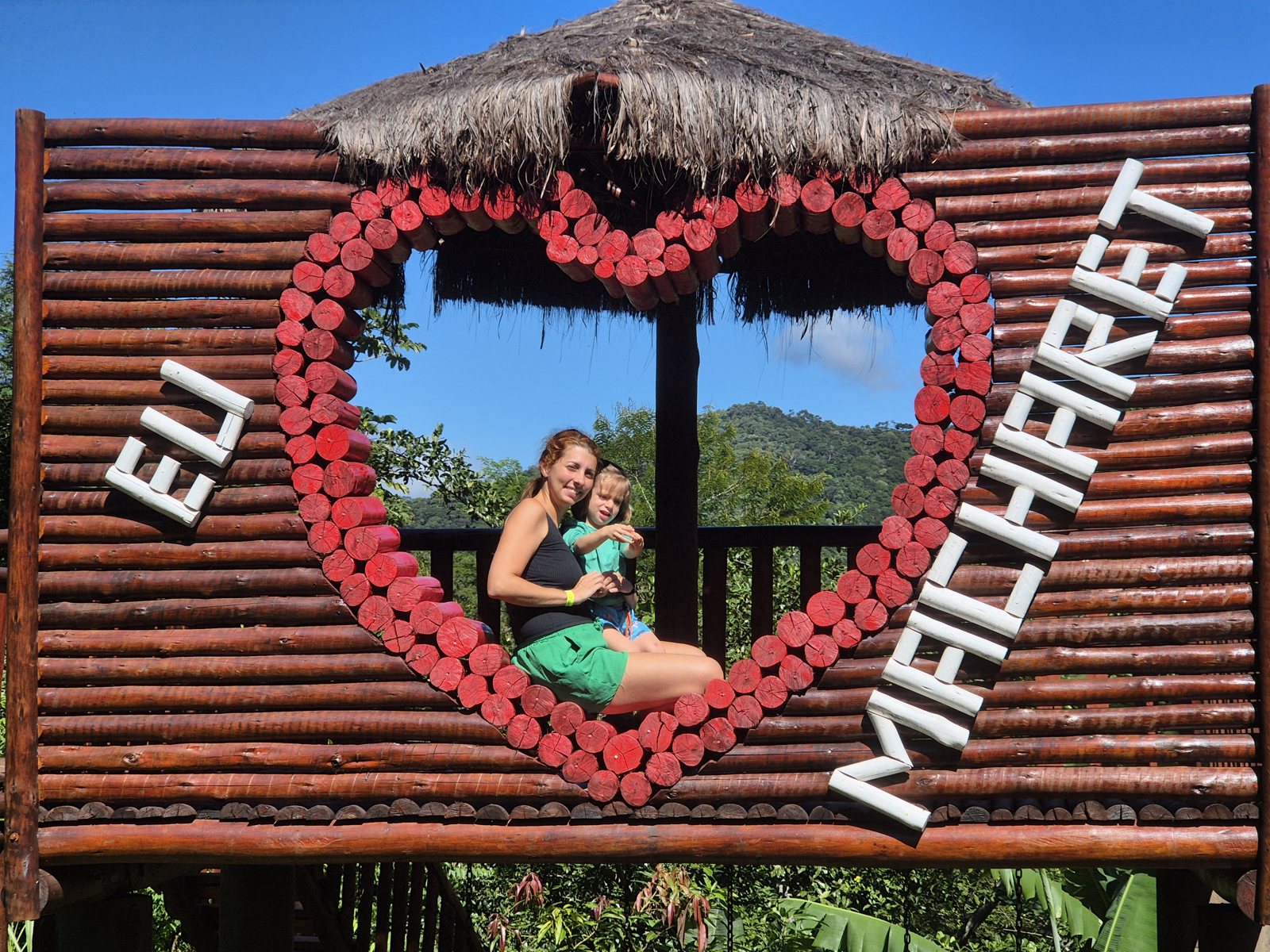 Samara e Nicolas na placa Eu Amo Macharet, em Aldeia Velha (RJ) - Vamos Trilhar