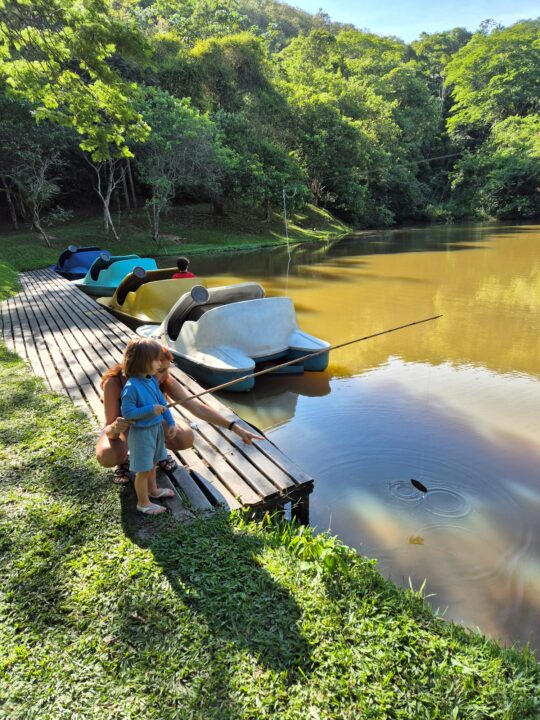 Pescando no lago do Hotel Fazenda Cascatinha - Piraí - RJ - Vamos Trilhar