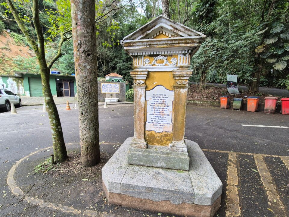 Placa histórica no estacionamento da Cascatinha Taunay - Mirante da Cascatinha - Floresta da Tijuca - RJ - Vamos Trilhar