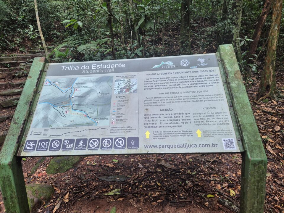 Placa no início da trilha do Estundante - Mirante da Cascatinha - Floresta da Tijuca - RJ - Vamos Trilhar