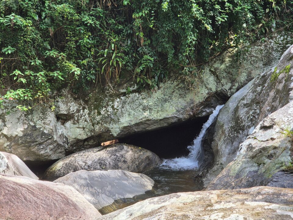 Poço na Pousada Mirante Imperial - Serra do Piloto - Mangaratiba - RJ - Vamos Trilhar