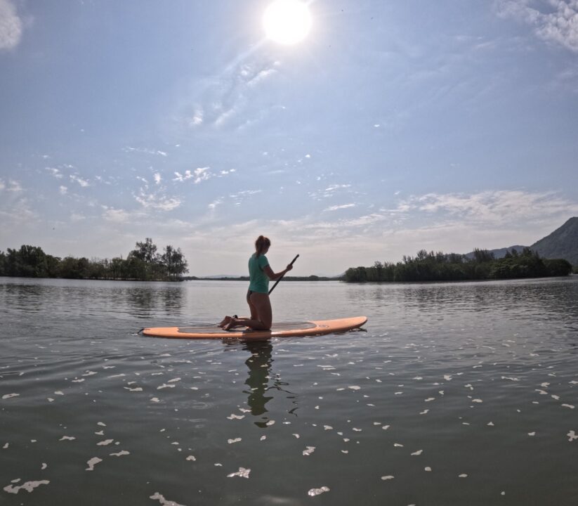 Remando com SUP - Casa do Remo - SUP em Guaratiba - RJ - Vamos Trilhar
