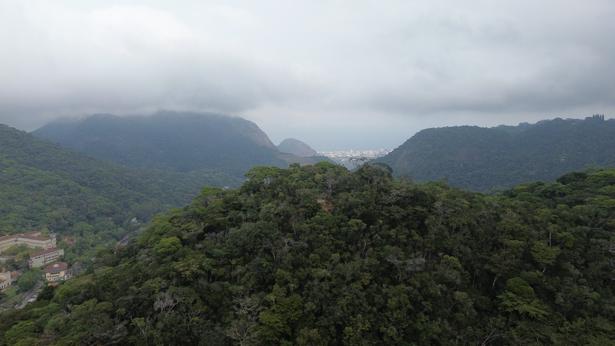 Vista aérea do Mirante da Cascatinha, na Floresta da Tijuca (RJ), destino coberto pelo Vamos Trilhar
