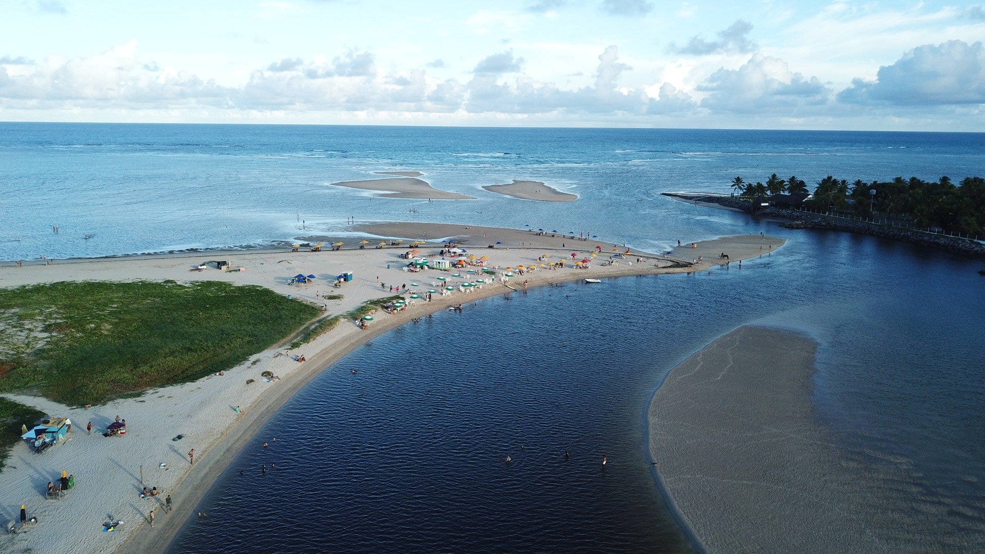 Vista aérea da Praia e do Pontal de Maracaípe, em Pernambuco, destino do blog Vamos Trilhar