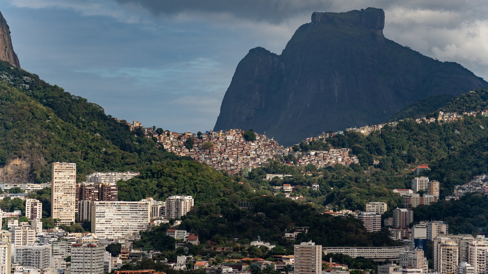 Pedra da Gávea vista da cidade do Rio de Janeiro