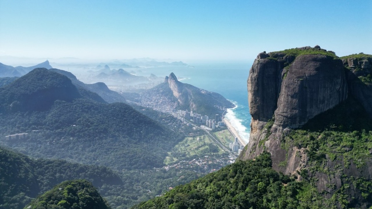 lendas da Pedra da Gávea: vista do alto da montanha sobre São Conrado e o Morro Dois Irmãos